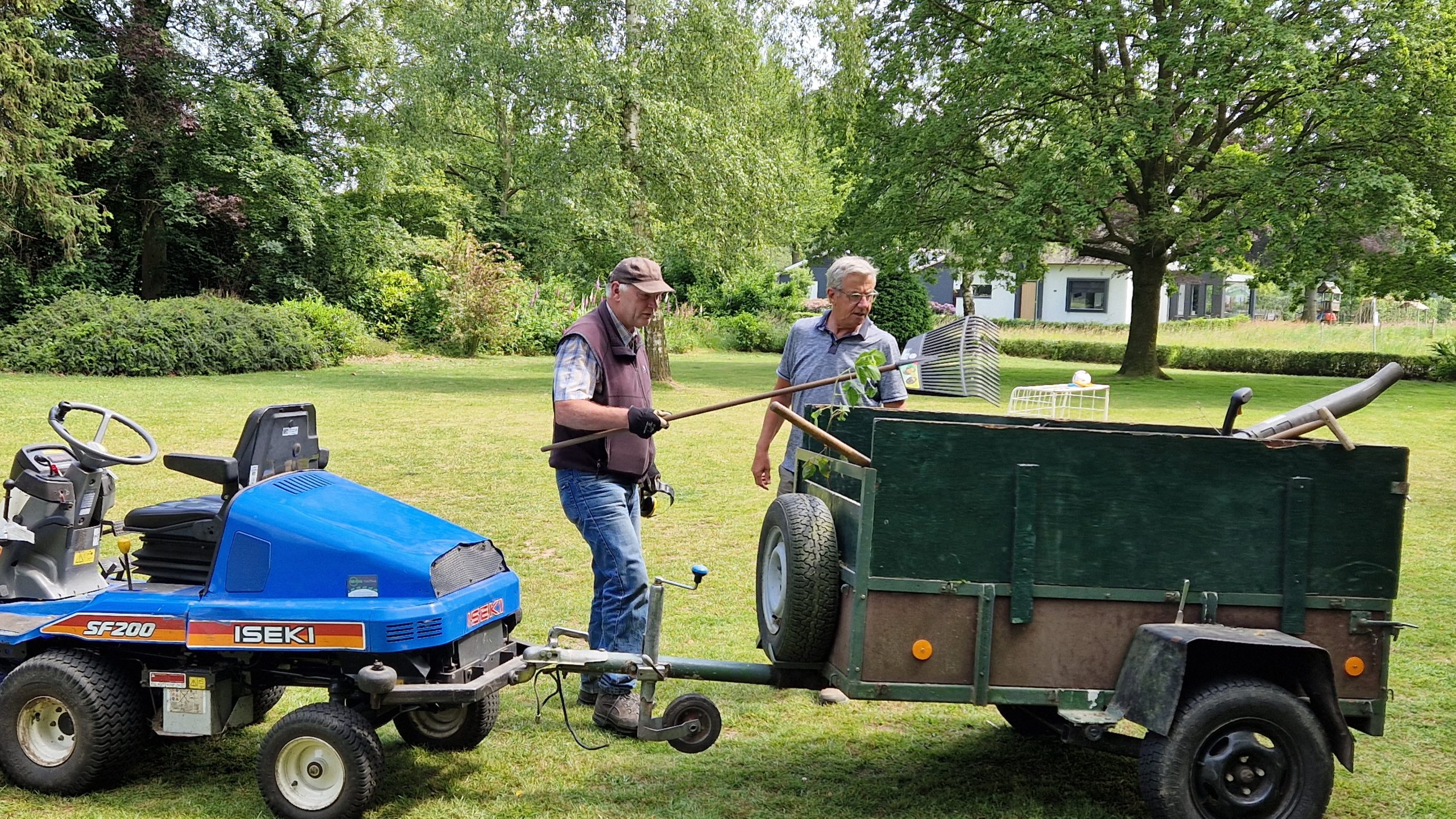 vrijwilligers helpen in de tuin van emmaus