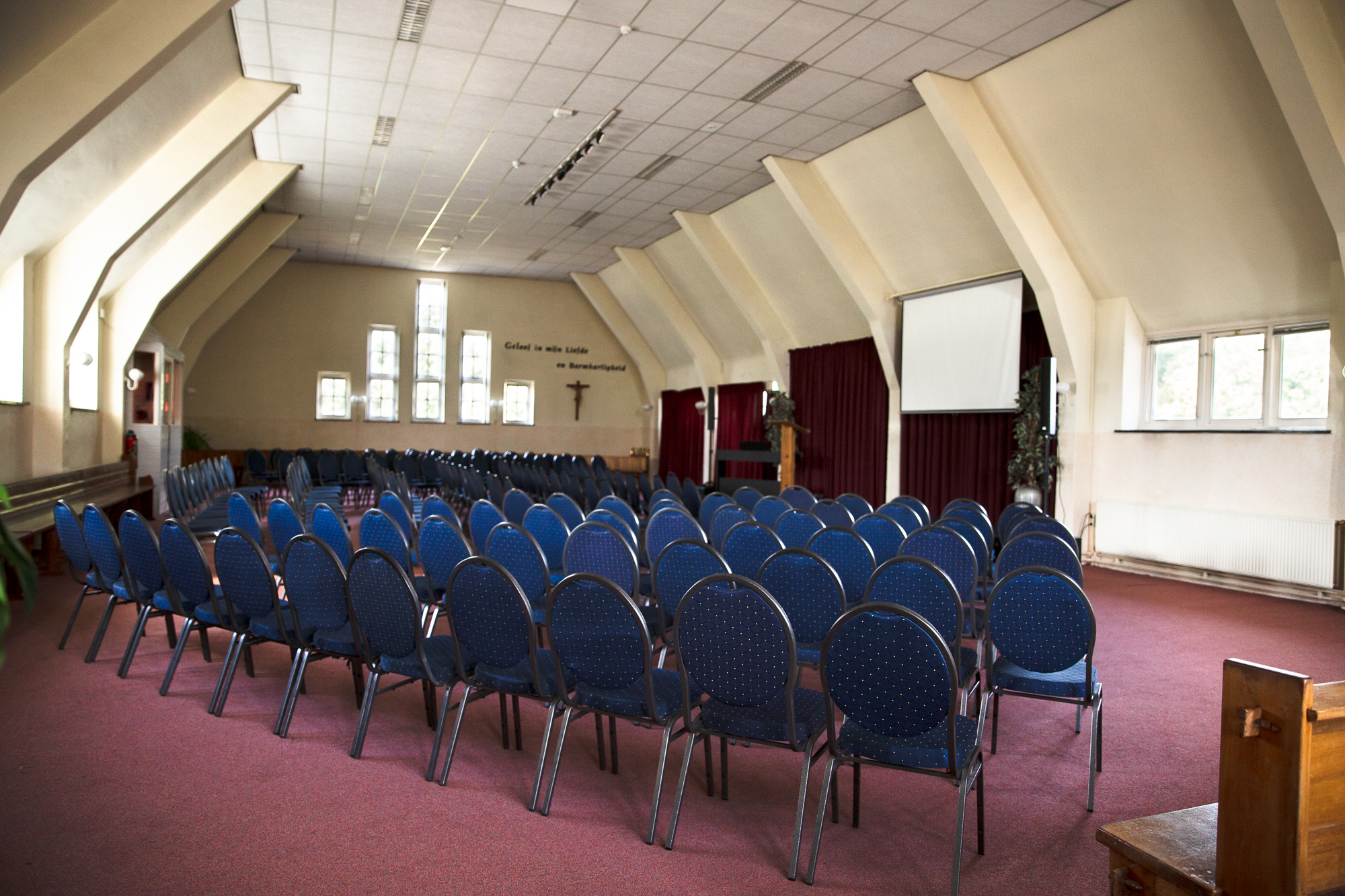 Grote zaal voor conferenties, bijeenkomsten en diensten.